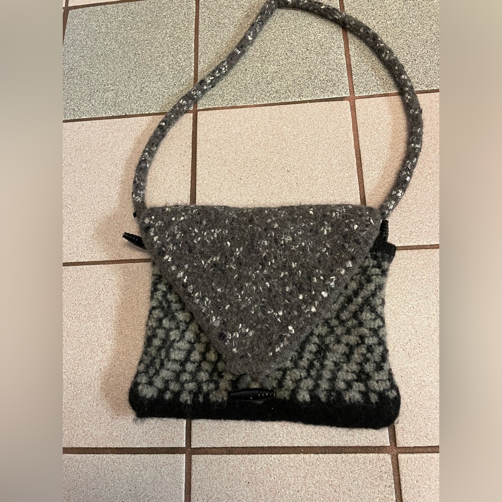 Women’s shoulder bag in charcoal gray